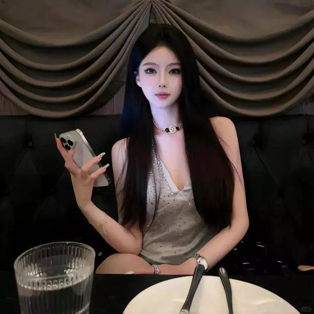 优雅餐厅自拍，黑发美女与精致美食餐厅温柔风写真 餐厅美拍 餐厅甜颜照 餐厅美女 