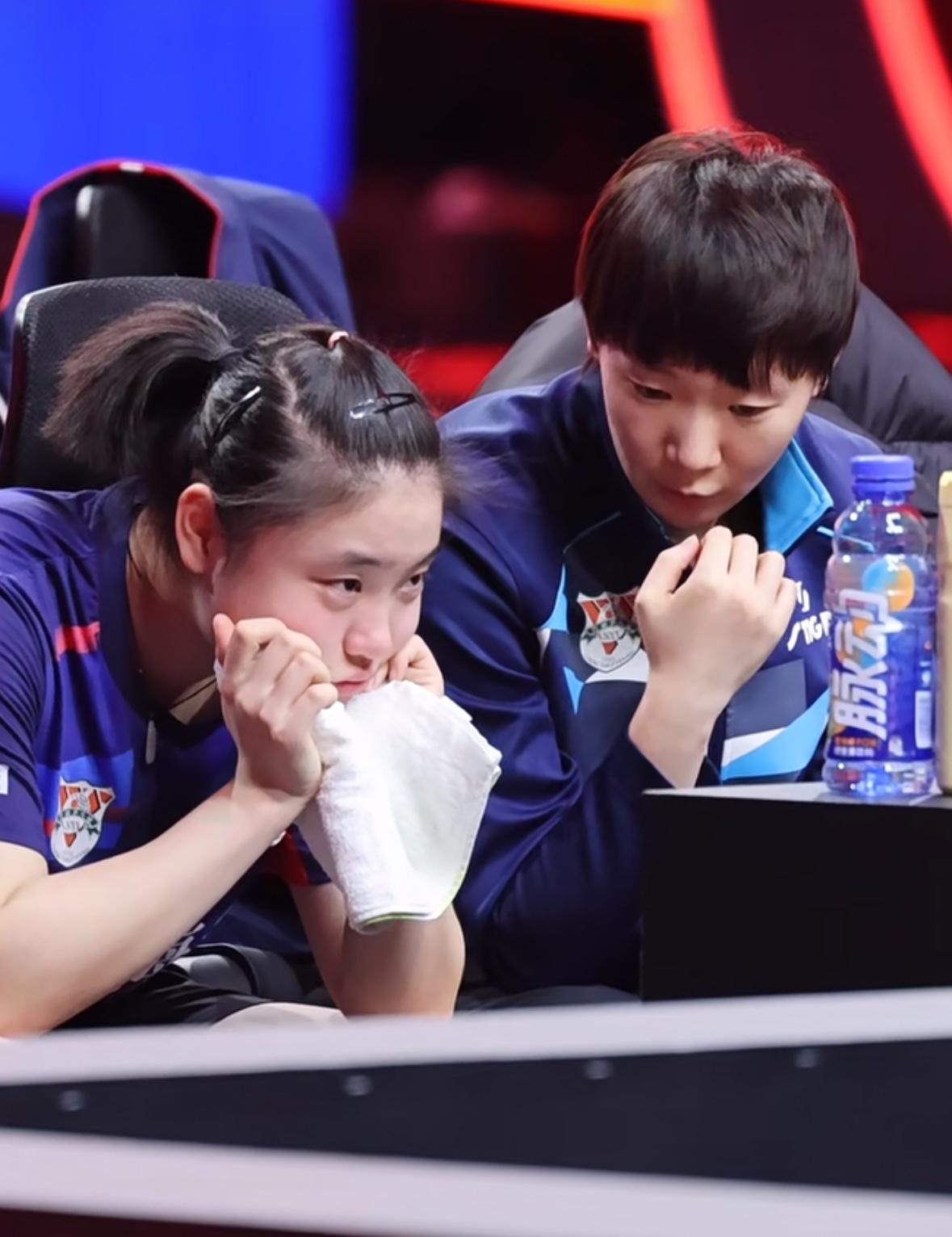 王曼昱帮助徐奕复盘——徐奕0:3覃予宣情绪低落😔
12月28日，乒超总决赛女团