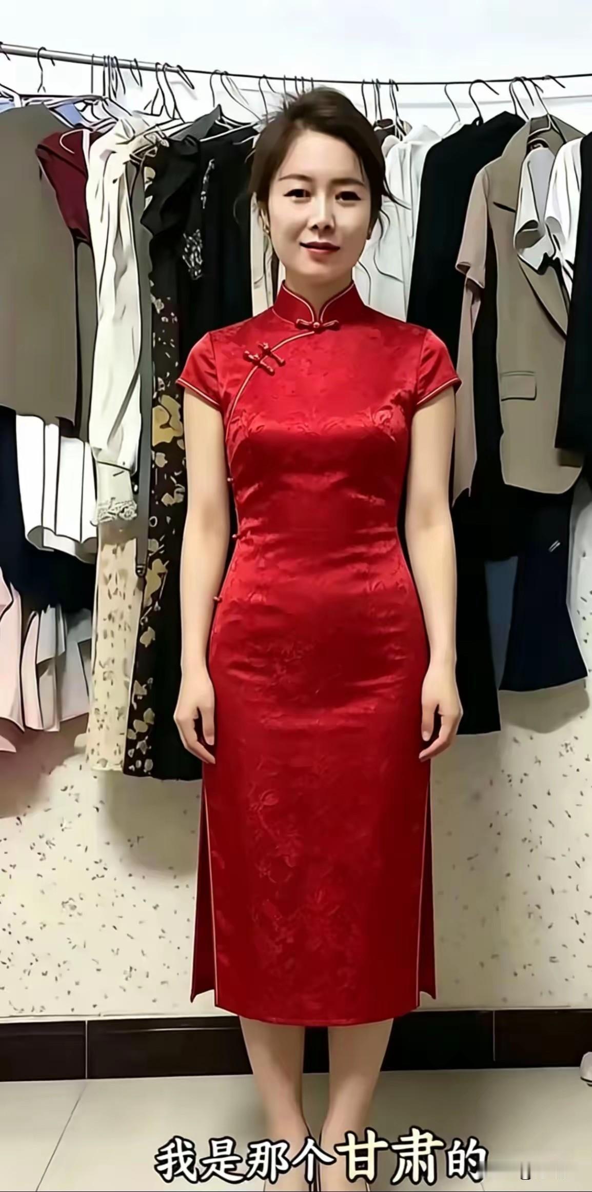 这红色旗袍还挺好看的，妩媚动人，婀娜多姿。再加上这桃花媚眼，举手投足间，撩的人心
