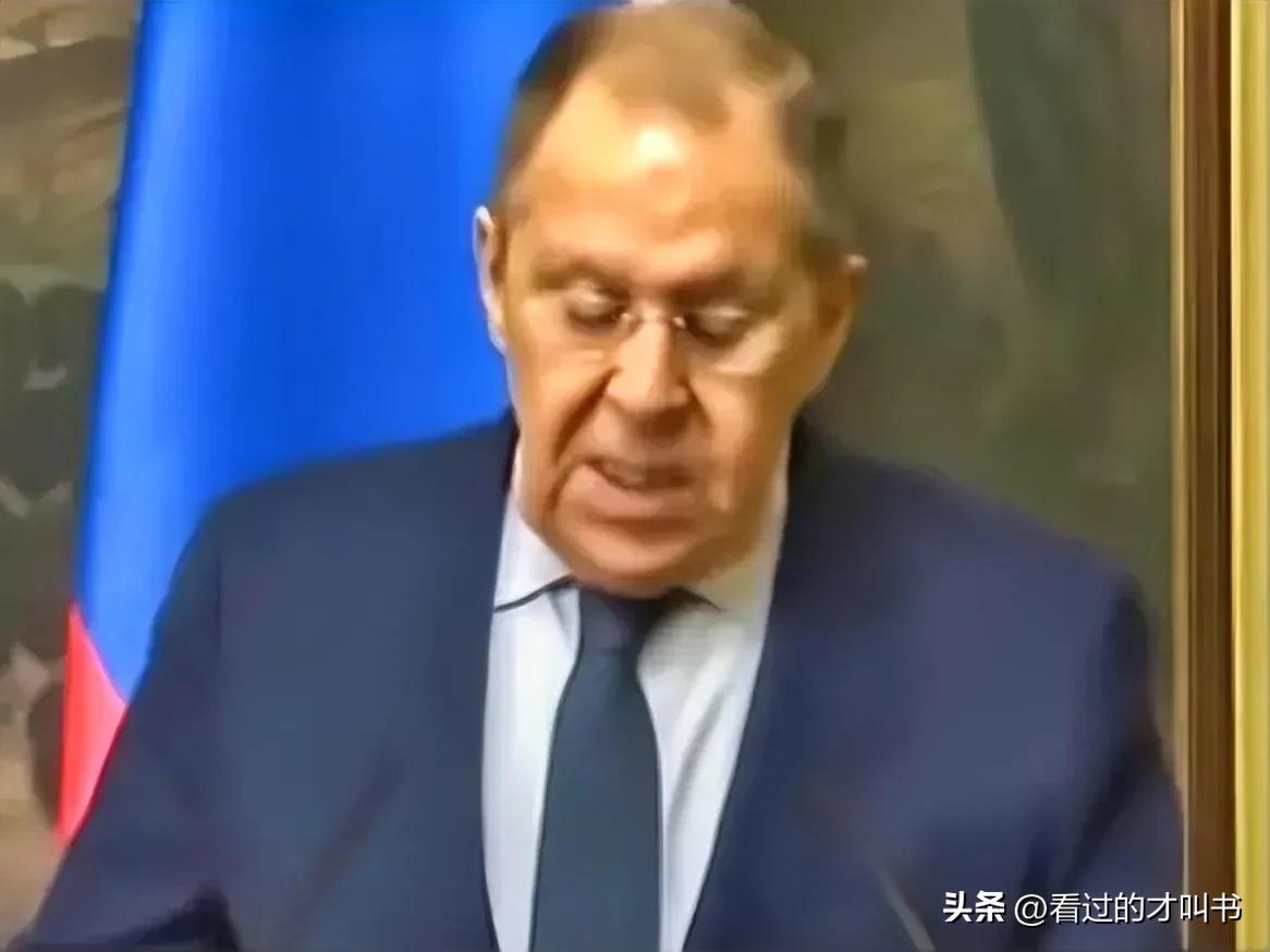 俄外长拉夫罗夫16日表示，俄罗斯主张立即停止中东地区的军事行动，并展开谈判，俄方