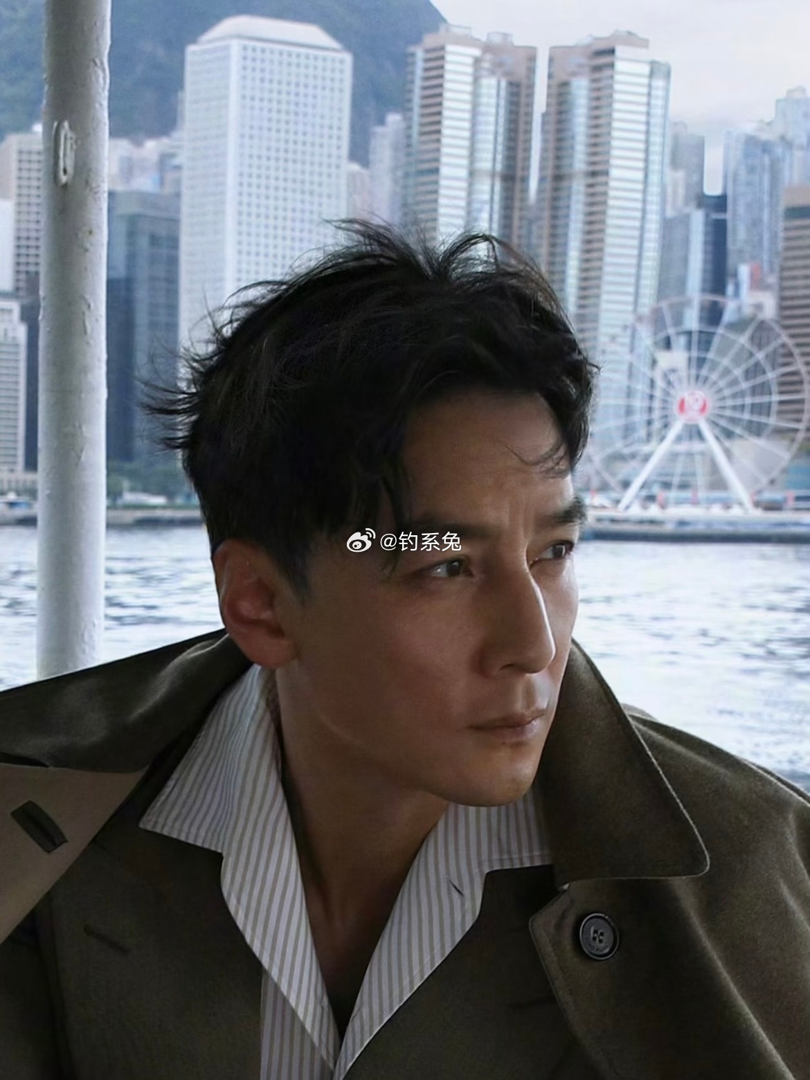 谁懂吴彦祖抬起手腕那一下九龙城寨里剃光头演硬汉，转身在CBD抬手看表。这块华为智
