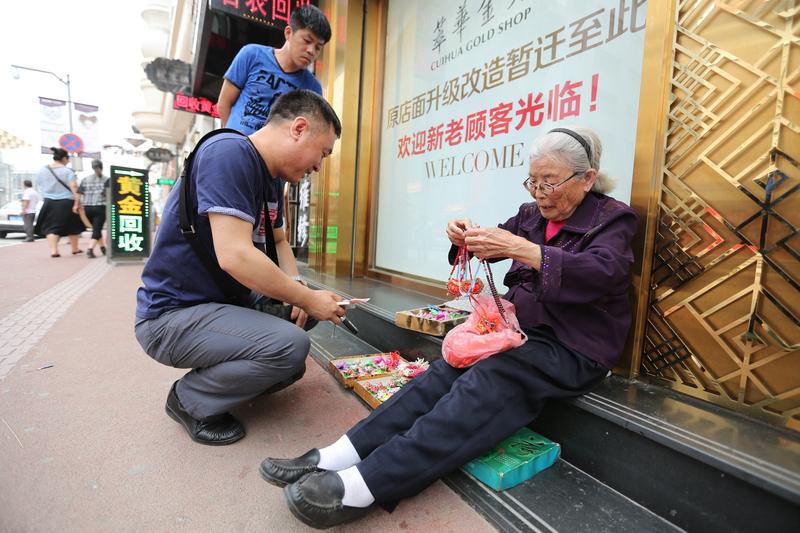 小时候看公益广告，总觉得那些温暖的场景离现实很远。没想到现在，儿时的公益广告真照