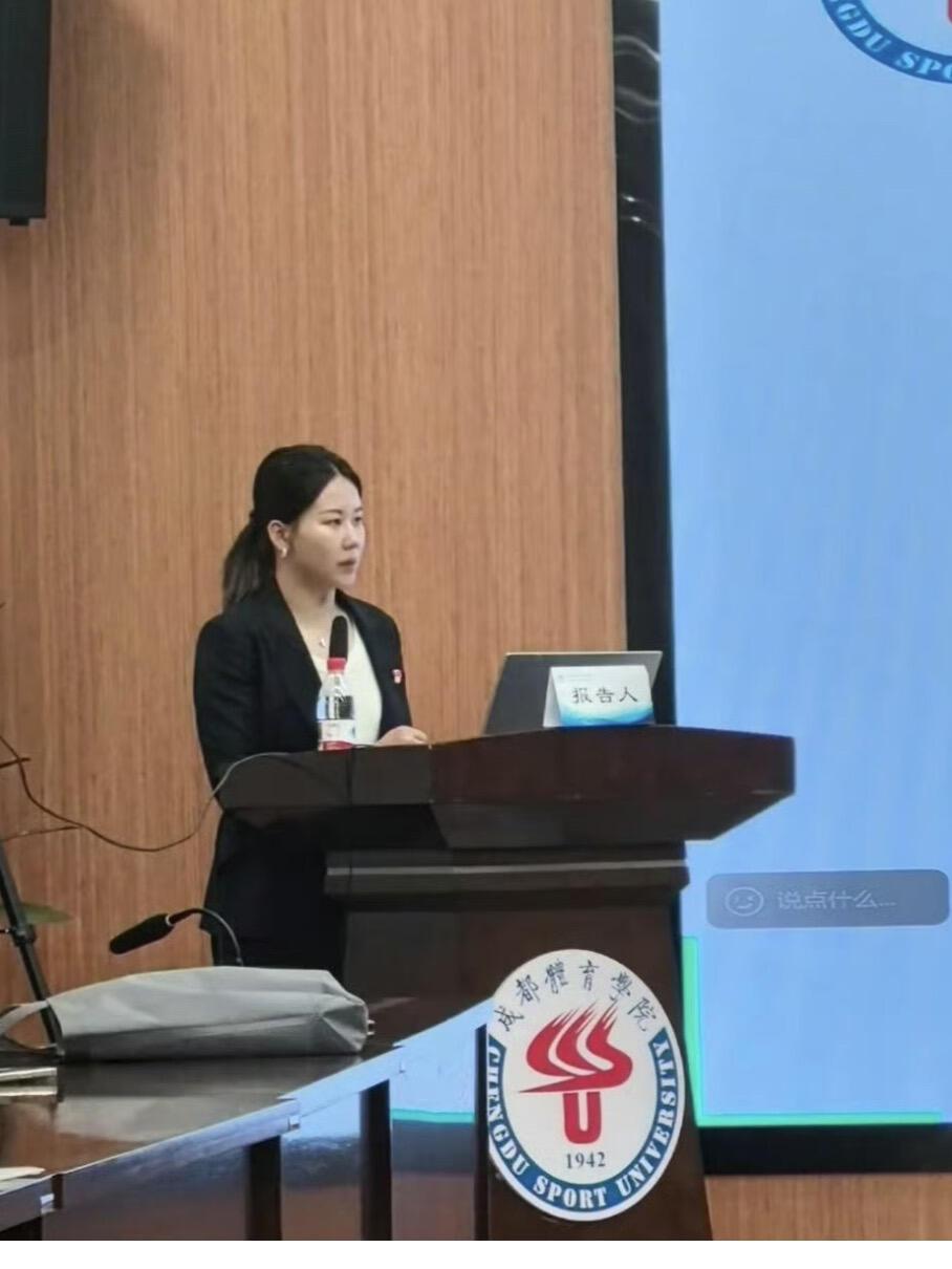 这还是国乒的那个同同吗，职业装黑色西装，白色衬衣，漂亮的美女，夏季毕业季博士答辩