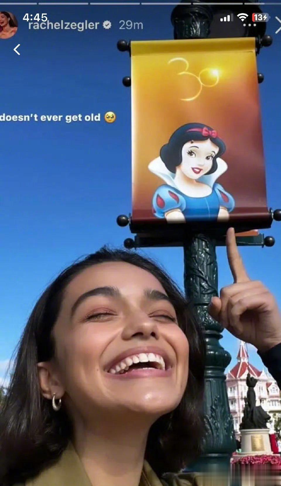 真人版《白雪公主》女演员瑞秋表示，《白雪公主》的原作让她感到很恶心，因为王子是一