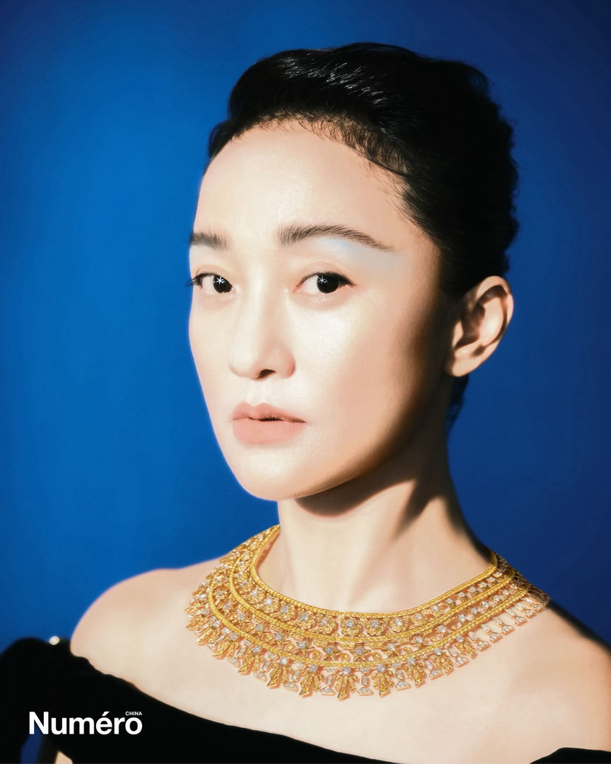 封面大赏 Numéro新刊封面释出，周迅以先锋抽象美学诠释珠宝与时装的碰撞。褪去