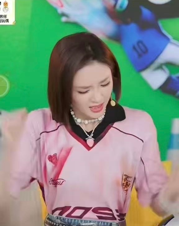唐艺昕解说团出道唐艺昕姐说球粉色娇嫩正适合唐艺昕被唐艺昕狠狠美到！粉色娇嫩又减龄