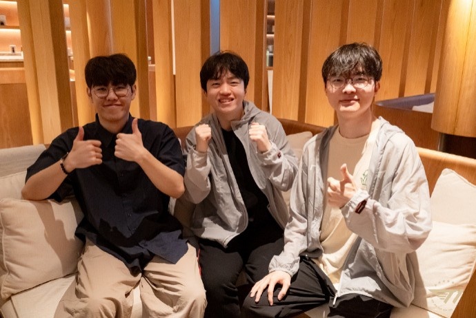 T1官媒晒队员团建照：T1 with The Red Sea