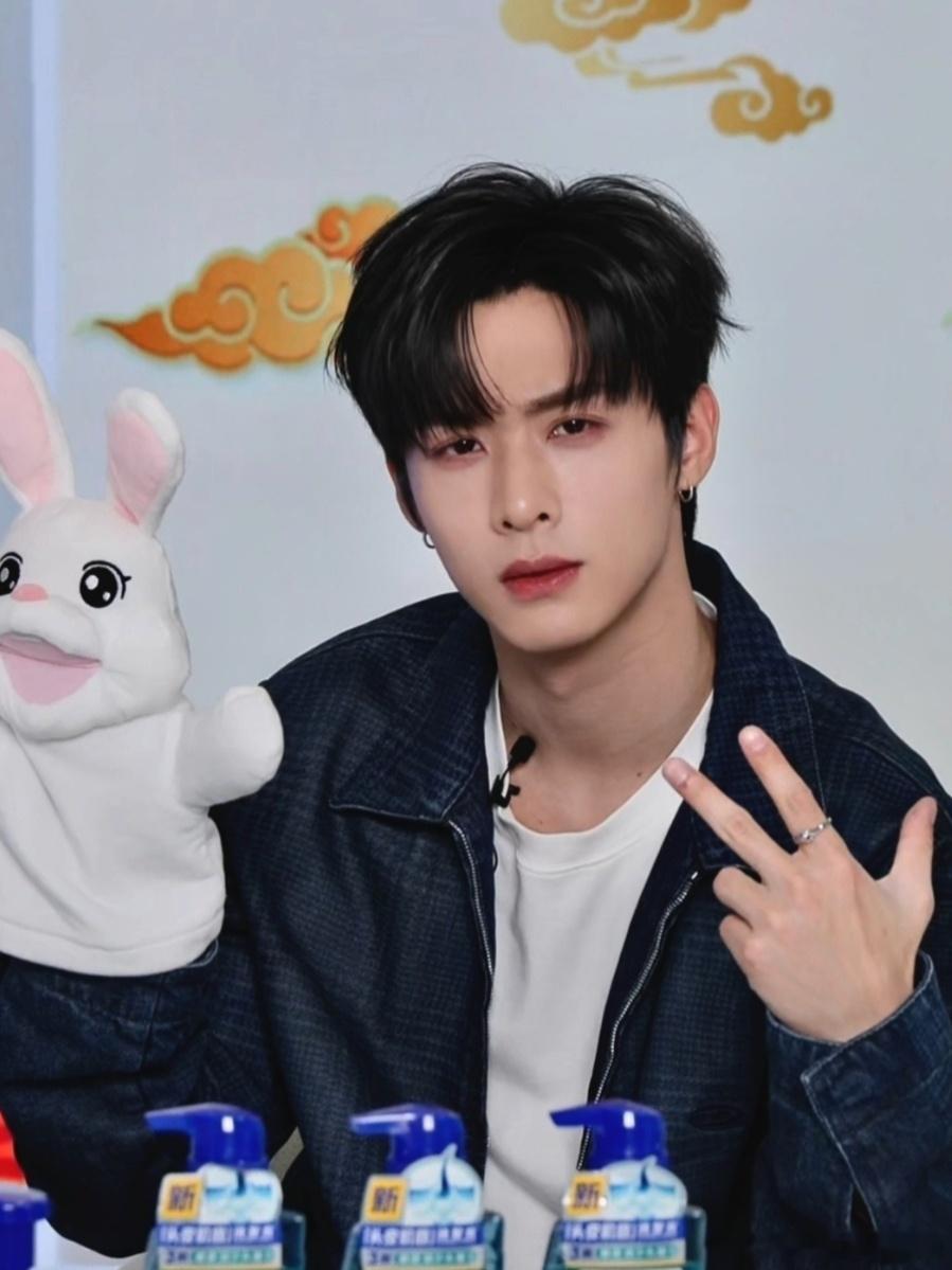 虽然不认识……但这🧹操作值得一个倒油。程相 三亚