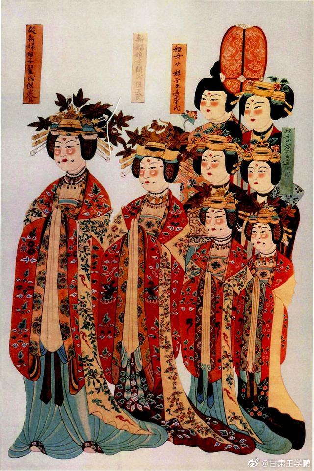 敦煌供养人偷偷围观当代游客在莫高窟许多洞窟的墙壁之下，都排着长长的供养人群像。有