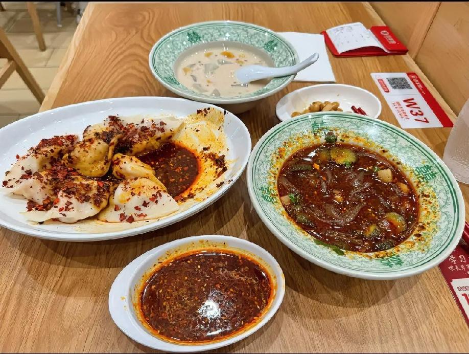 在吃这件事上，我从来没亏待过自己的嘴。
只是嘴巴回馈我的，就是吃完之后对体重开始