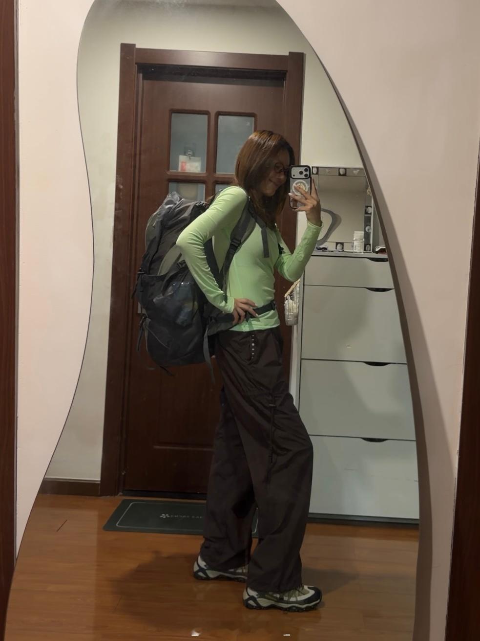 前天早上我还没睡醒，我朋友一个电话打过来：去不去云南徒步，然后睡眼惺忪的就买了机