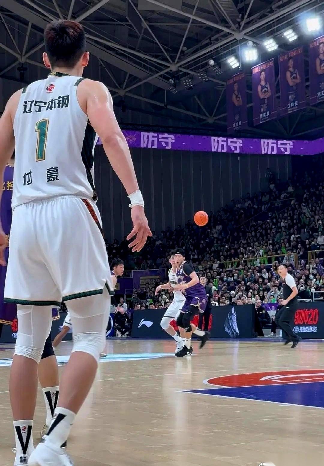 一个大老爷们，解说着一场普普通通的常规赛，最后对着直播间几万人，哭了。
真的，就