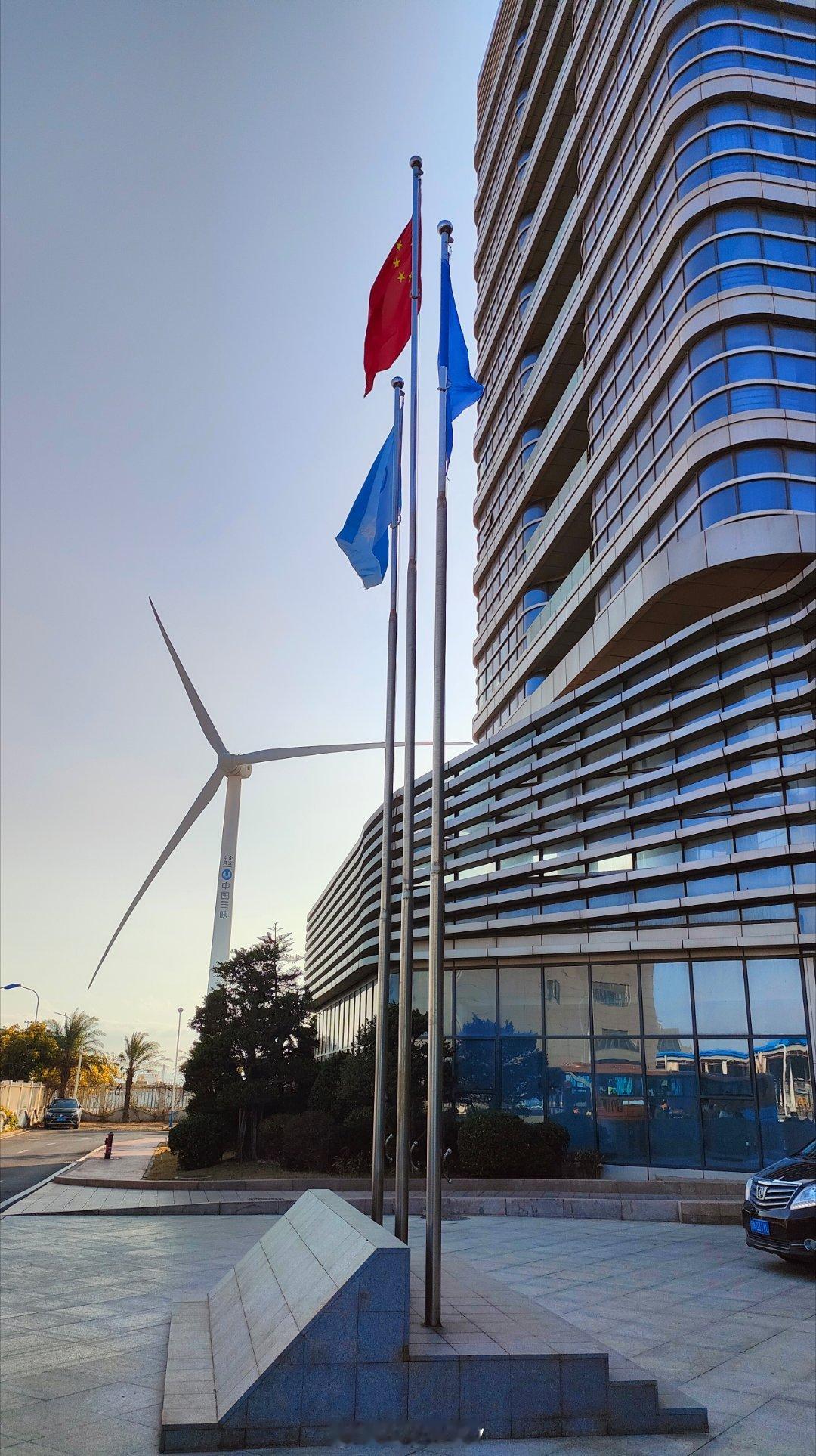 问：风力发电机转一圈/转一天能发几度电？这个问题现在有了世界级的答案：目前全世界