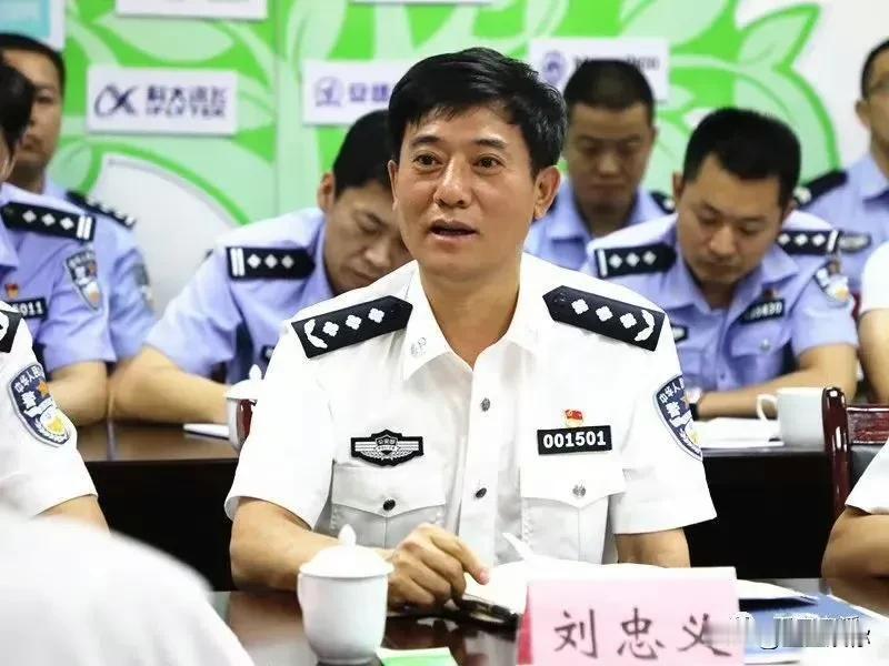 先不说帅不帅的，刘忠义本人看起来身体健壮精力旺盛气势很强有压迫感，于和伟看上去愁