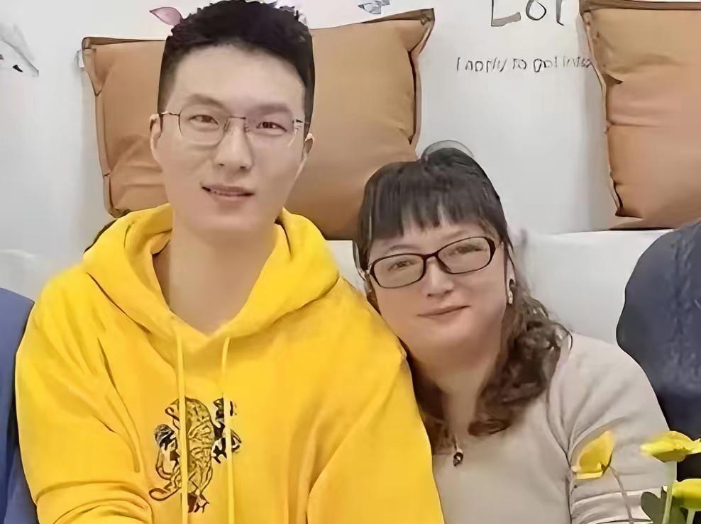 江苏一女子，儿子因公牺牲，她伤心欲绝，每天以泪洗面，2022年一天，她在商场，突