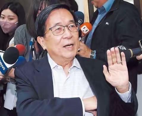 台湾青年联合会理事长何溢诚发文写道："万一大陆要对台动武，恐怕连解放军人影都还没