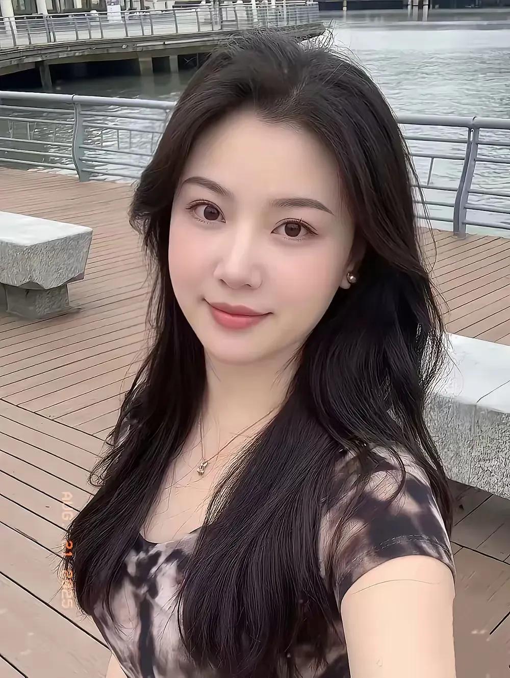 少妇的暗示，你能听懂几句？


1、她说：我比你大，怎么回？
低情商回复：我就喜