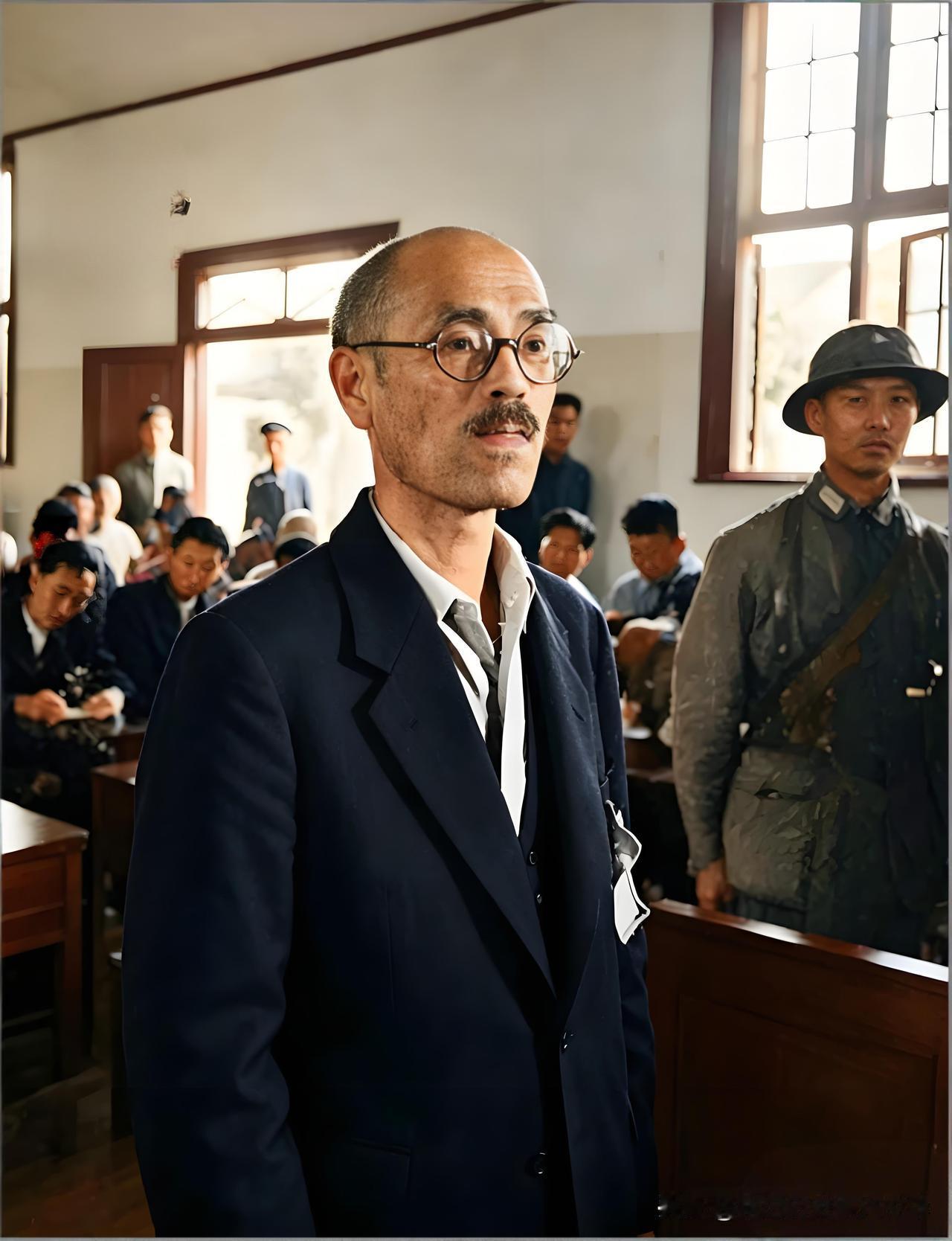 1946年5月，照片中这个戴着眼镜，面容消瘦，看起来尖嘴猴腮、阴险狡诈的日本战犯