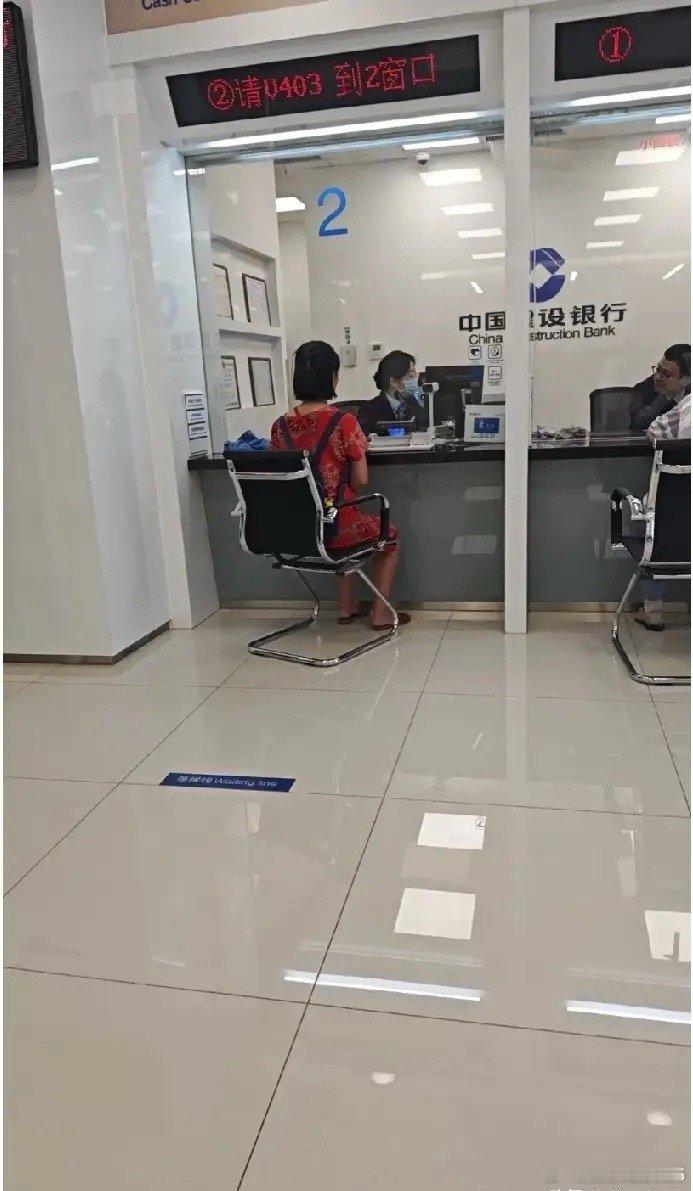 终身未婚的叔叔离世，我一手操办后事，备齐各类证明去农行查询他银行卡余额，却被柜员