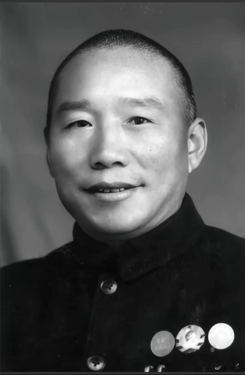 1948年，解放军清理战场时，救下一个落魄伙夫，念其可怜发了路费放行。谁料，这个