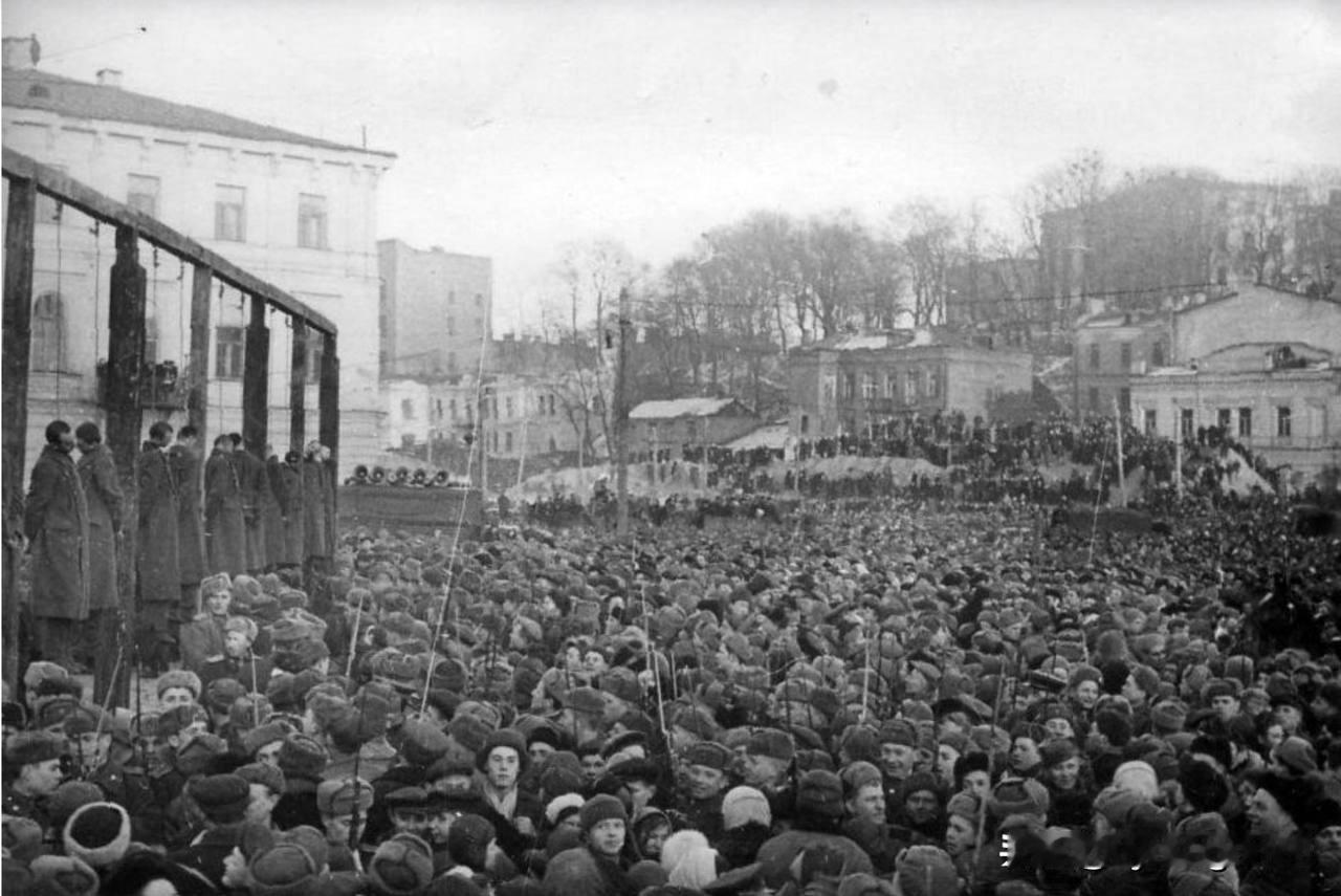 80年前，即1946年1月29日，在基辅中央广场（现为独立广场），面对着聚集的大
