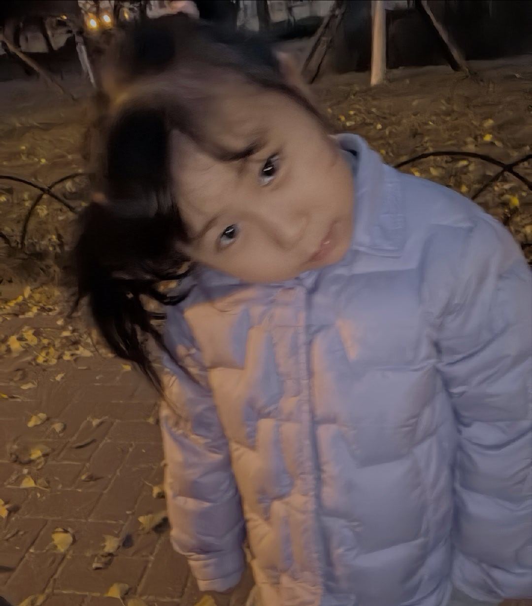 终于知道小孩出门为什么总要抱了  真的有人会看到小宝宝不主动抱起来吗？像香香软软