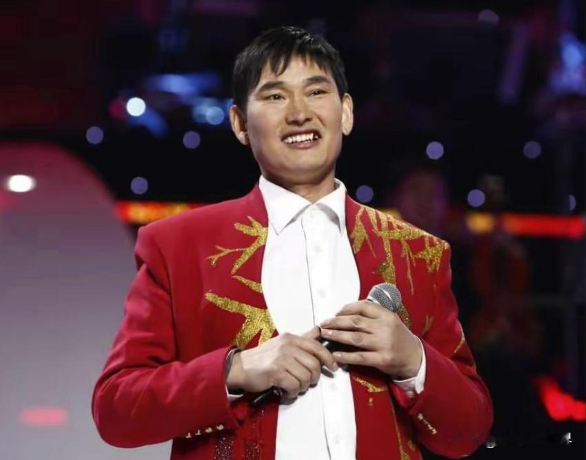 是谁让大衣哥置于不仁不义之地，我们不可以坏良心欺负老实人。经常可以看到网友拍摄的