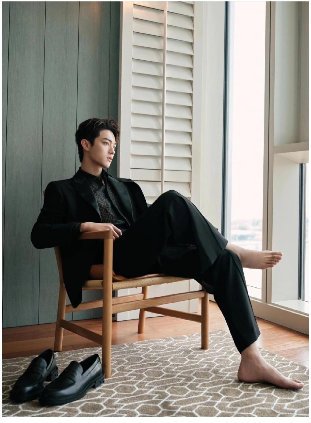 原来男人的脚趾头也能这么好看。