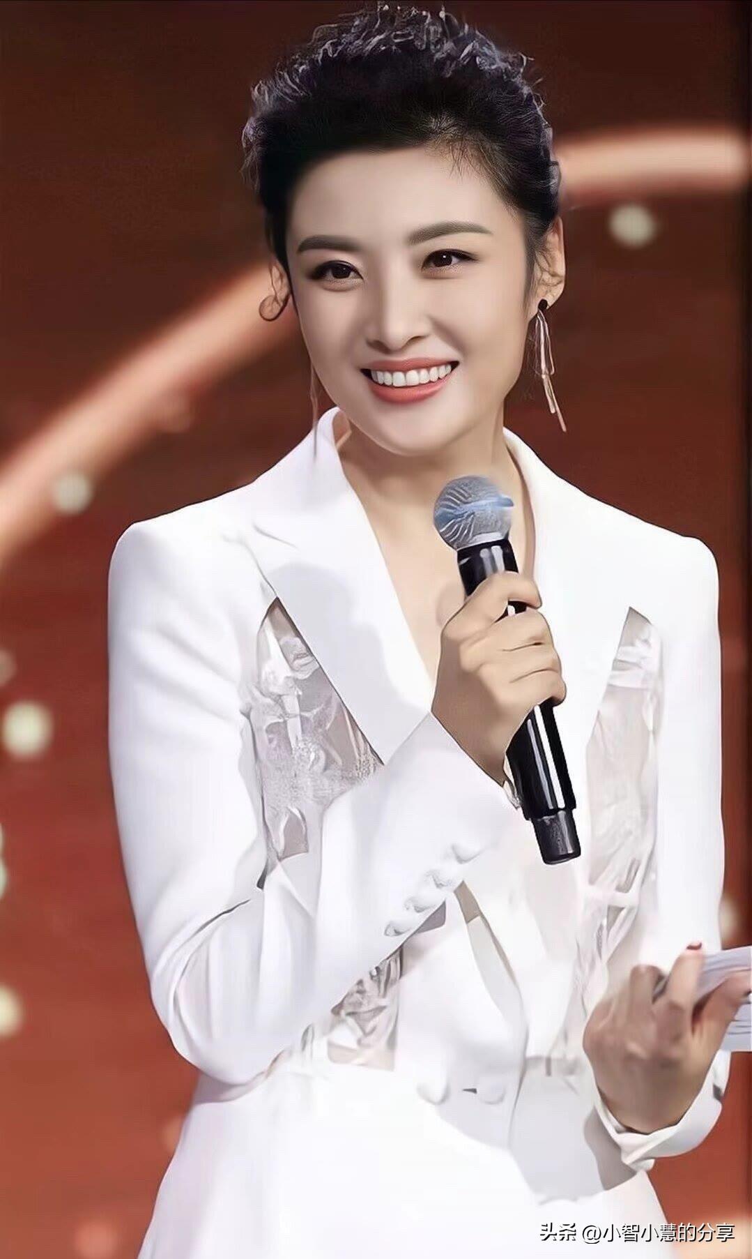 刘涛和周涛，谁的颜值和气质更加迷人呢？刘涛美丽动人，樱桃小嘴，柳叶眉，演技很棒，