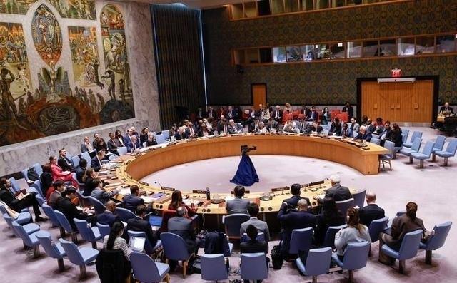一个国家面对的严峻时刻：五常均未否决，安理会决议顺利通过。按照《联合国宪章》，常