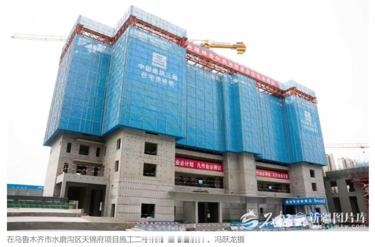 7 月 30 日，媒体记者走进乌鲁木齐市水磨沟区会展片区龙翔路天锦府项目施工二标