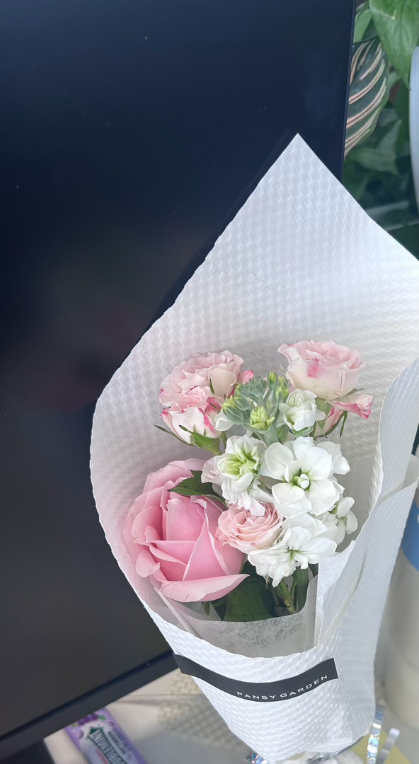 一大早就收到了公司送的花，是谁幸福我不说了～ 