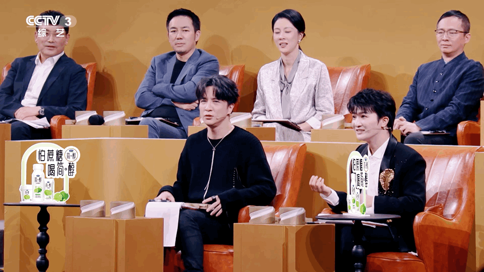 薛之谦周深耳返失灵被迫盲唱 舞台事故的惊险，被薛之谦和周深化解为一句云淡风轻的“