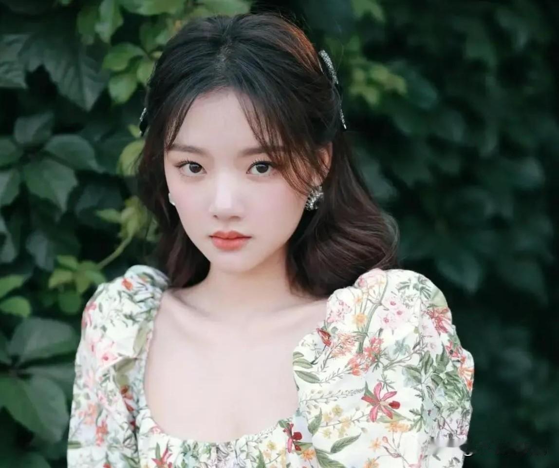 以前总有人说她“普”，这回珍珠高盘发一出来，全网闭嘴了。其实哪有什么换头术，不过