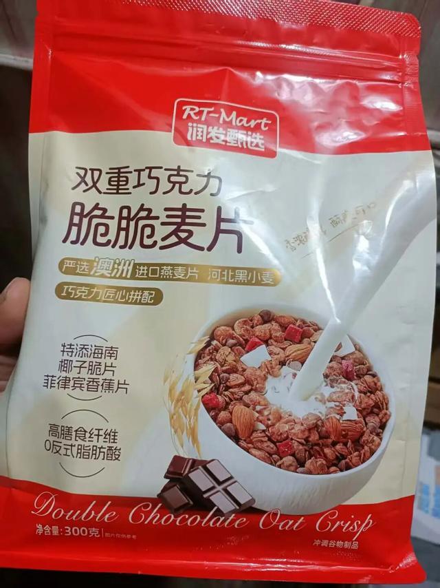浙江宁波，男子张先生在奉化大润发超市买到一袋已经过期的麦片，还没走出超市就发现问