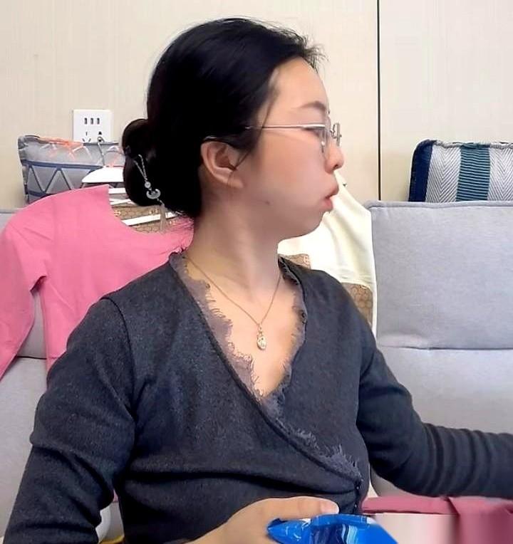 我今天真真儿地被一个发型给整不会了。
就那个盘得一丝不苟的头，猛一看，还以为是许