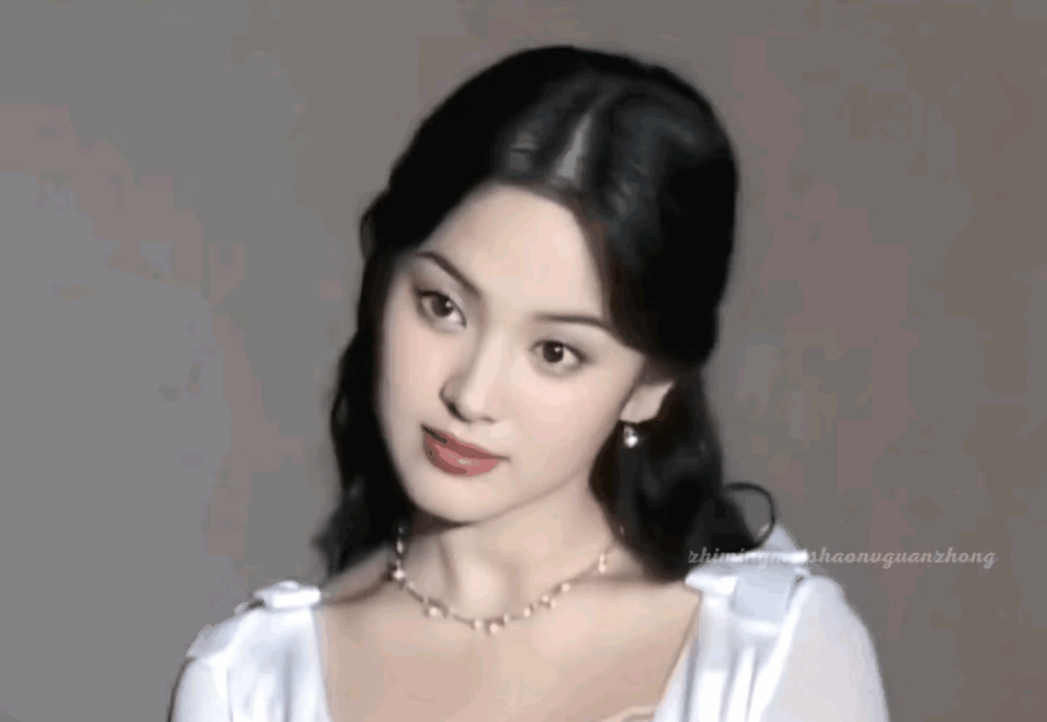 这竟然是宋慧乔？年轻时的她惊为天人，灵动清纯带一点古灵精怪。

一颦一笑都好美，