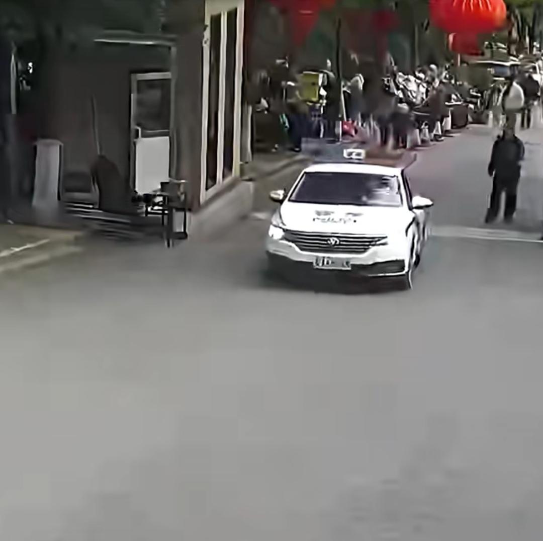 春天的幕府山风景区，本该是一家人踏青赏春的温馨时刻，可李女士的心情，却在回头的瞬