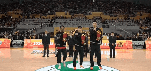 广厦全队领取冠军戒指，全员都很高兴




广厦今天领取冠军戒指，马上就是揭幕战