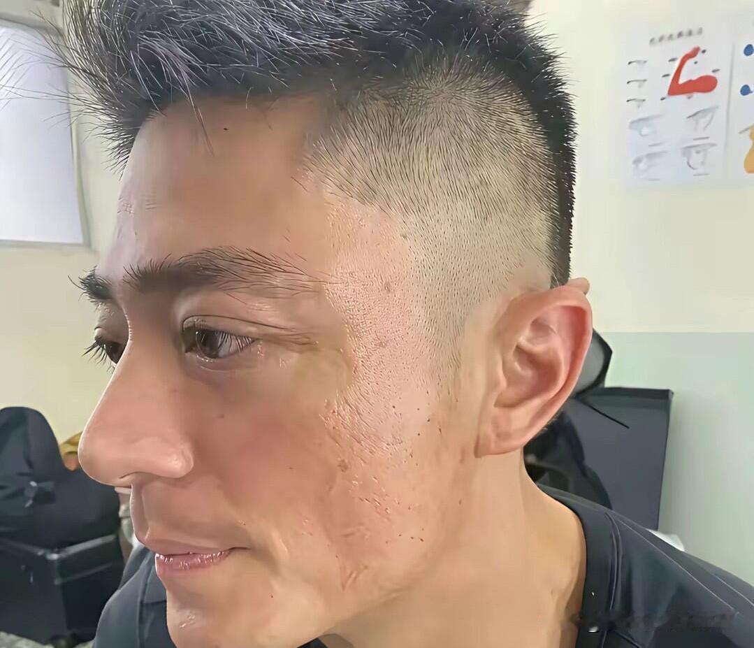 霍建华不开美颜，不开滤镜，脸上的皮肤坑坑洼洼，清晰可见，这才是标准的帅哥脸。浓眉