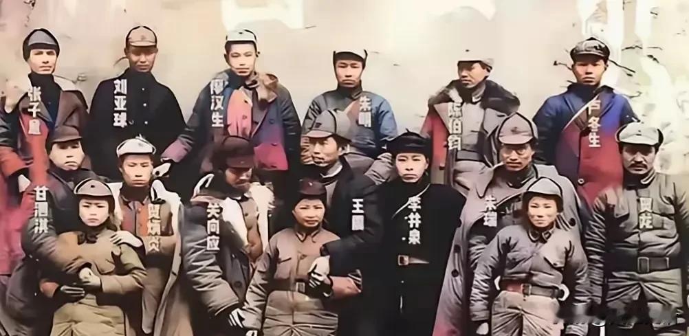 红二方面军长征后，主要将领合影

1936年10月，红二方面军长征到陕北。
19