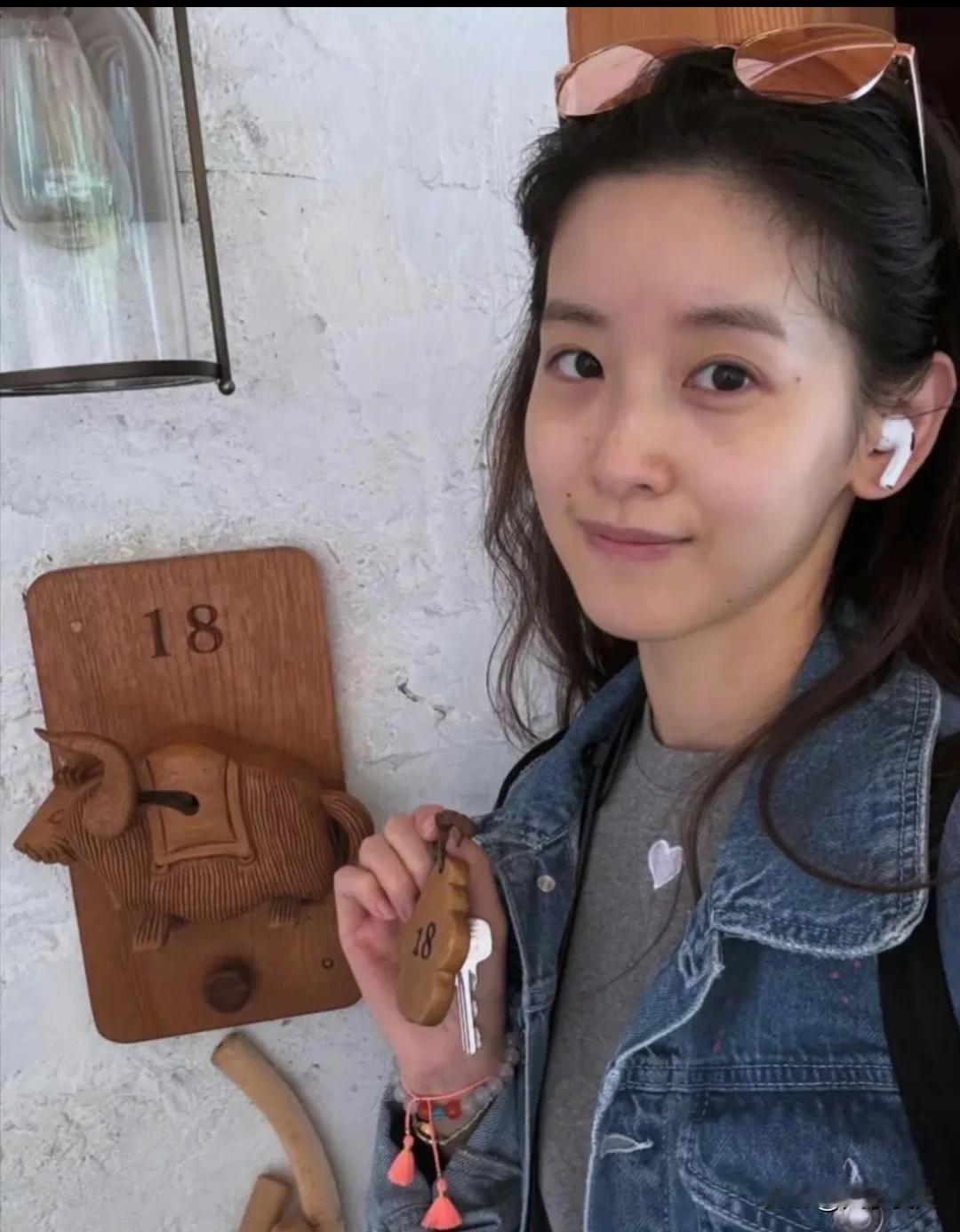 章泽天晒不丹旅行照，纯素颜出镜，状态很好。 ​