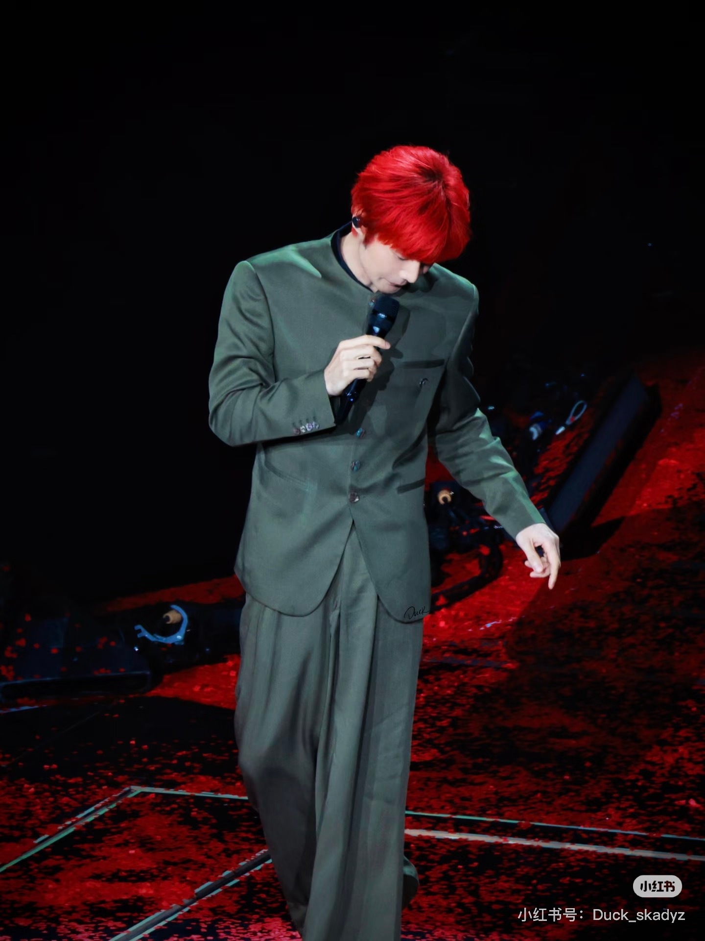 李荣浩 单依纯强行侵权所以就是单依纯没有版权还唱了，这有点太离谱了，李荣浩再怎么