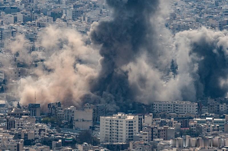 伊朗军方恢复对霍尔木兹海峡的控制，这事儿可太有看头了。当地时间18日，“哈塔姆·