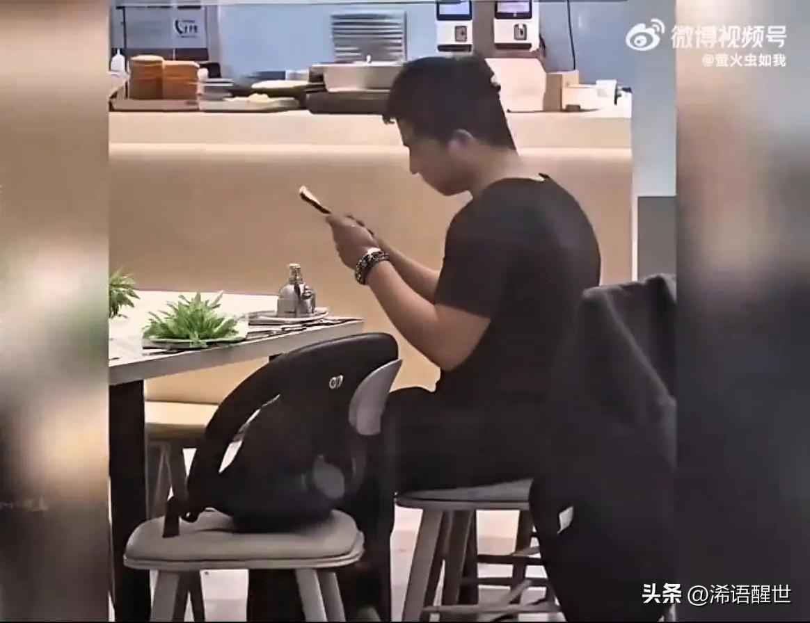 吉林一大学食堂，男生捧着鲜花当众表白，女生没出现。他觉得没面子，当场情绪失控，在