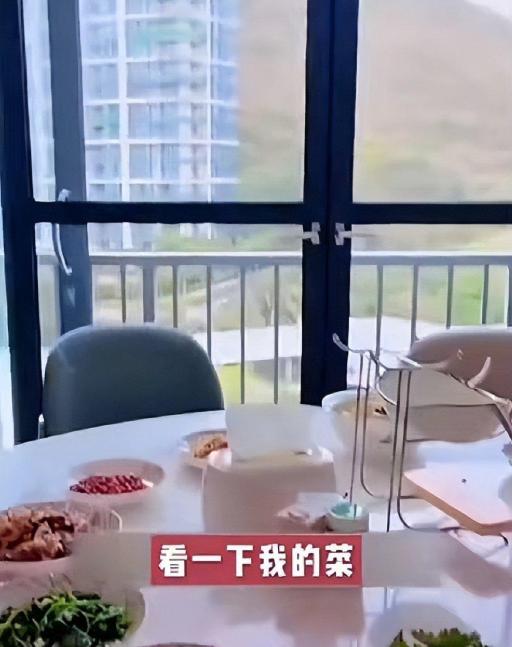 明星艺人动辄天价收入真的合理公平吗？普通人辛苦劳作勉强糊口，明星轻松就能日入数万