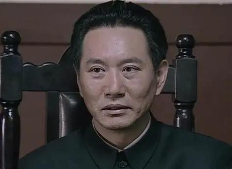 1941年的重庆，连秋天都带着压抑的气息。 
 
山城的雾气还没散，权力的算计却