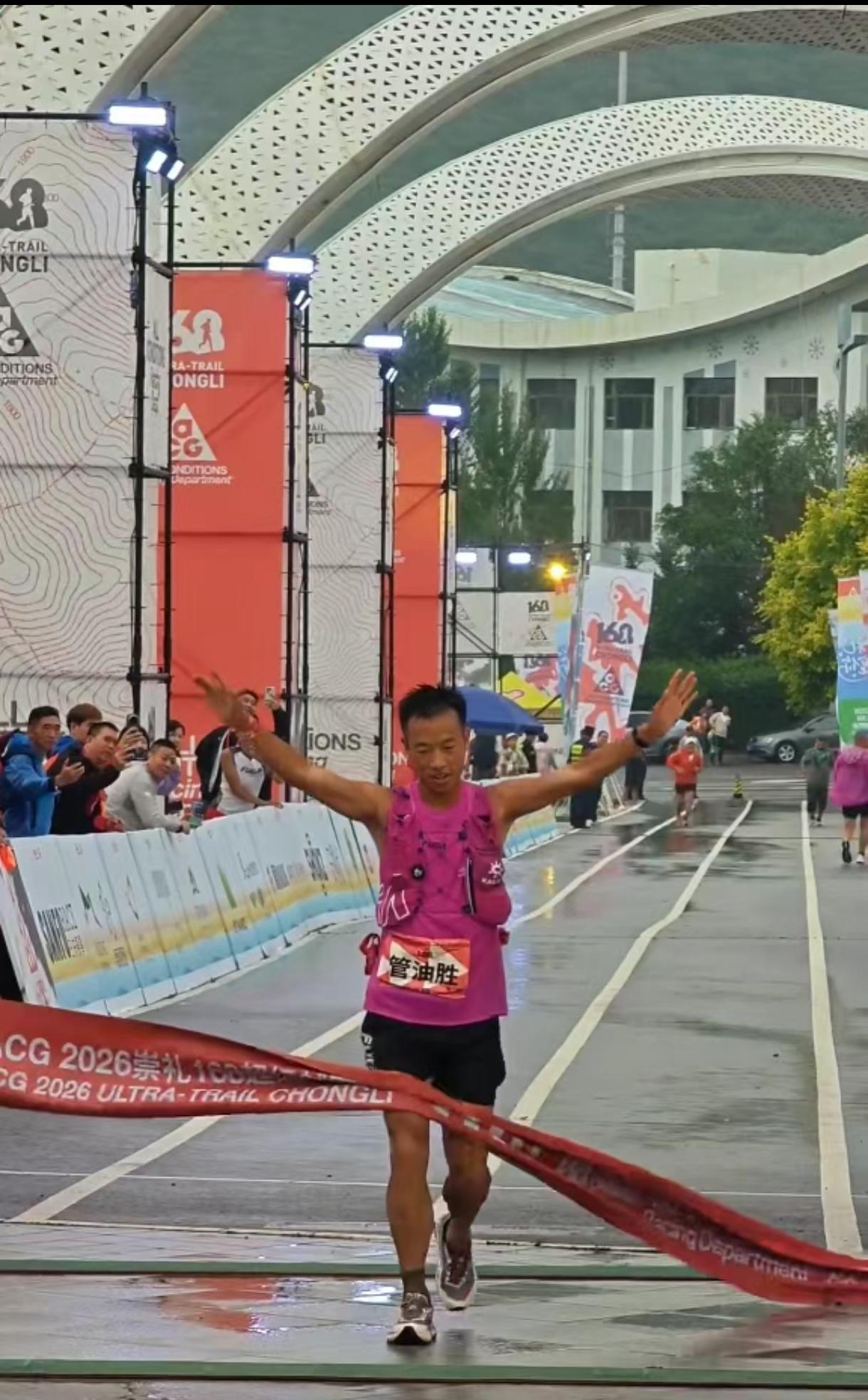 终于圆梦！10小时28分04秒，管油胜拿下职业生涯首个百公里越野冠军！
2026