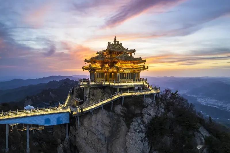 【老君山｜百年一遇“灵气护罩”刷屏！】

昨晚，洛阳老君山巅突现金色光环，像给整