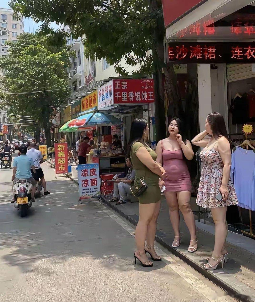 这就是为啥中年人不爱穿裙子，身材太臃肿了 